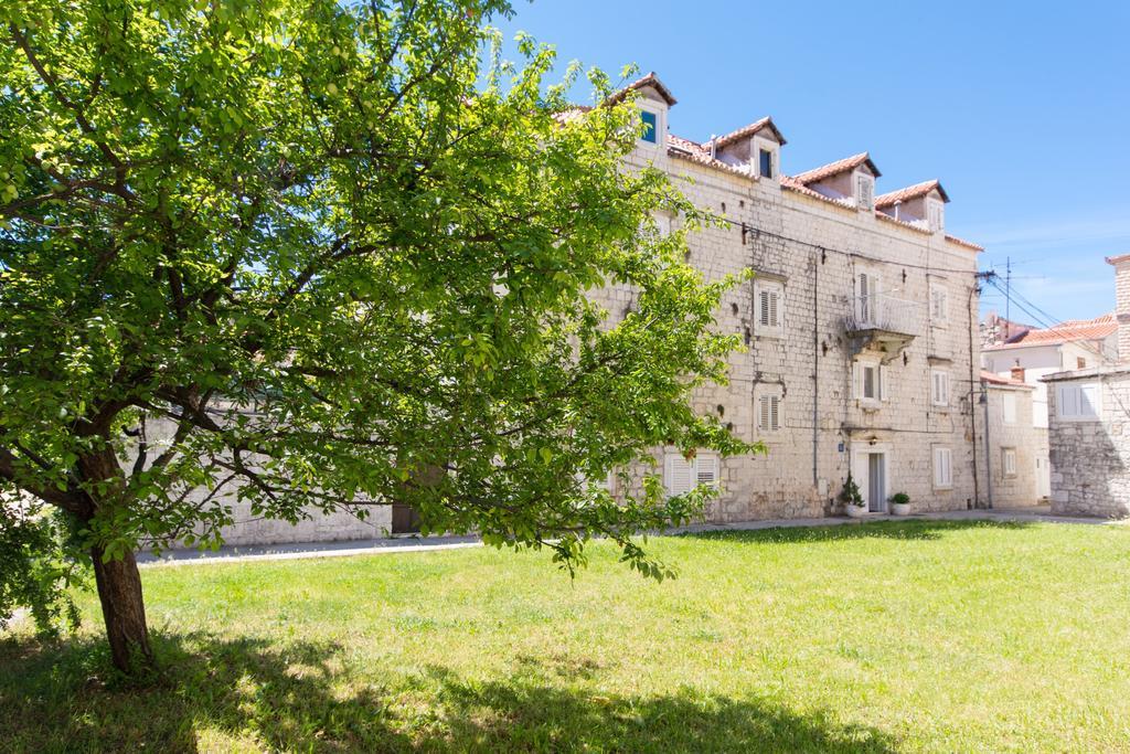 Top-Floor Apartment In Trogir Center Exteriör bild