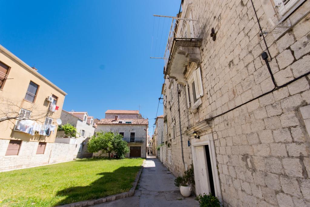 Top-Floor Apartment In Trogir Center Exteriör bild